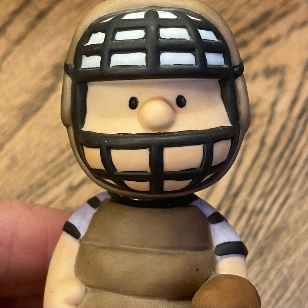 Westland 8342 Giftware Peanuts Figurine Schroder Playing Bassball - Picture 2 of 6